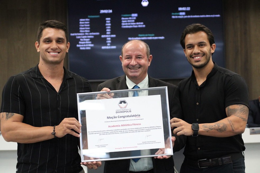 Thiago e Ronan foram homenagem na Câmara de Divinópolis — Foto: Câmara Municipal de Divinópolis/Divulgação