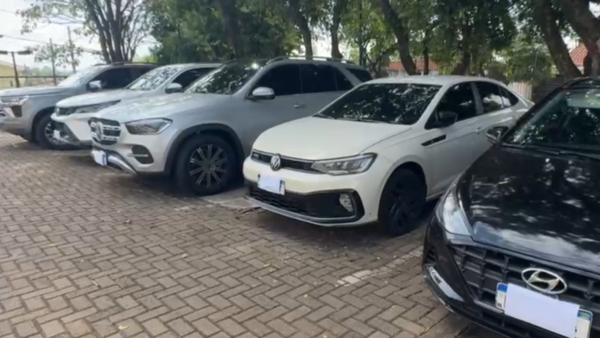 Carros de luxo são apreendidos em investigação contra influenciadora suspeita de movimentar quase R$ 100 milhões em esquema