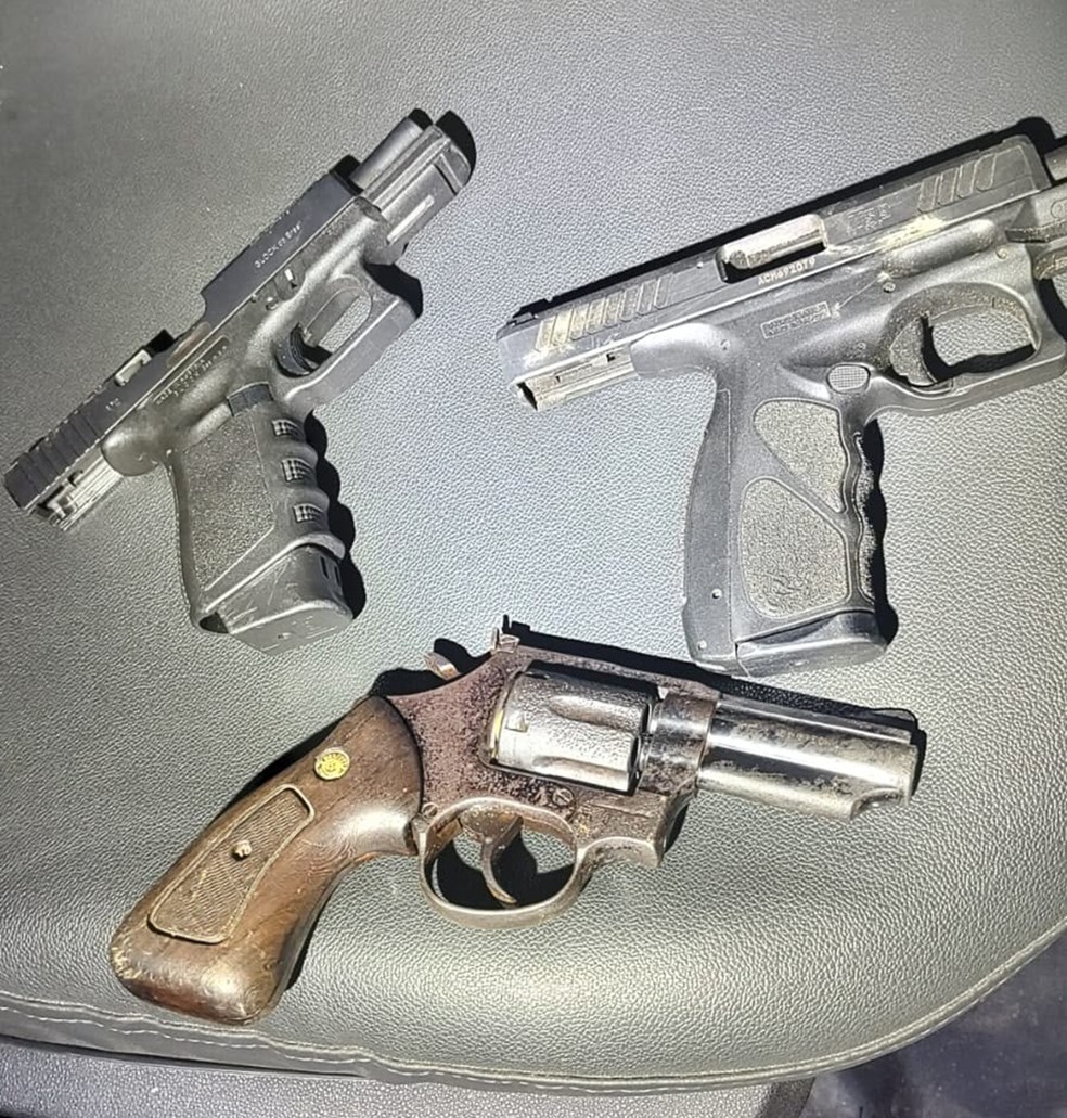 Armas apreendidas com suspeitos de homicídio em Ipioca, em Maceió — Foto: Reprodução/PM-AL