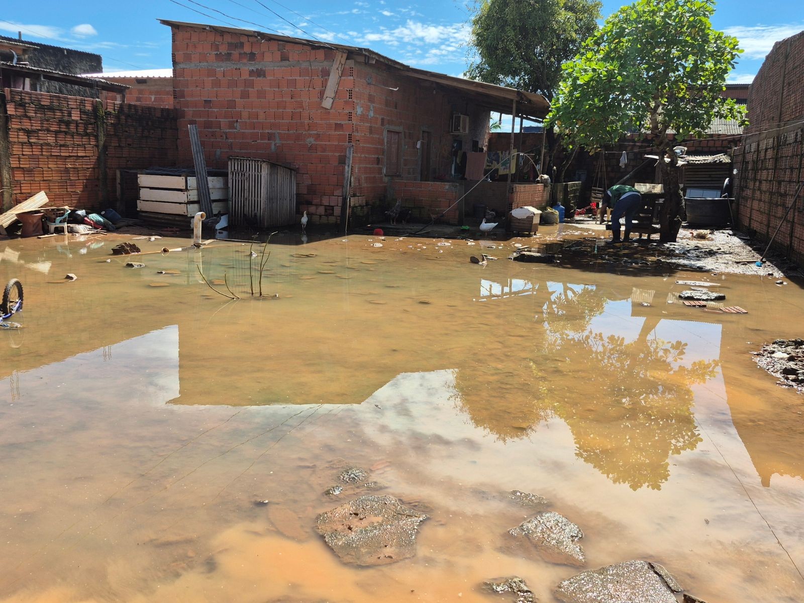Moradores atingidos pela enxurrada retiram entulhos e lama das casas no AC: 'É revoltante'