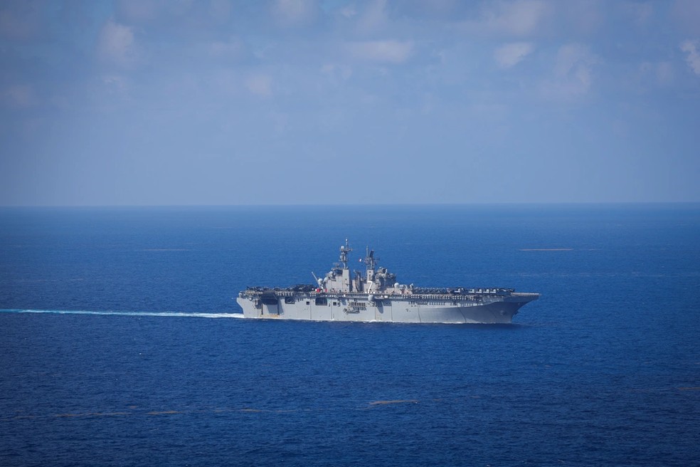 Navio anfíbio USS Iwo Jima navegando no mar do Caribe em 28 de agosto de 2025. — Foto: Logan Goins/Marinha dos Estados Unidos