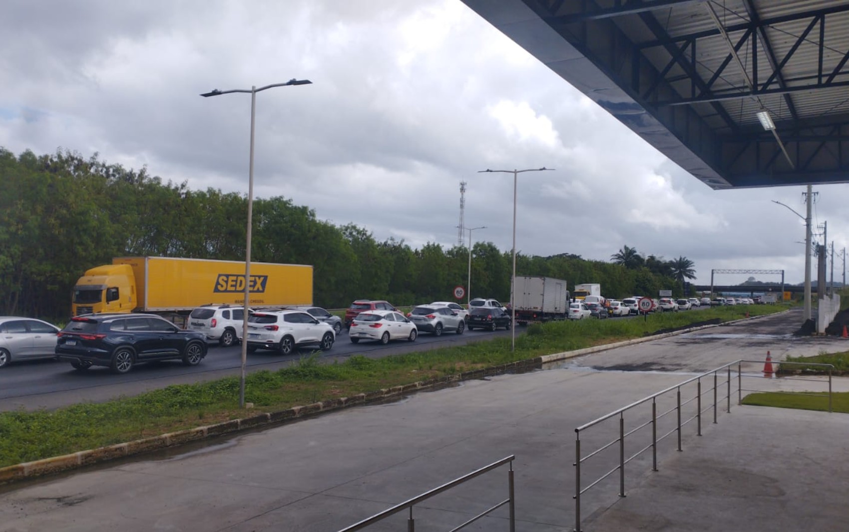 Principal saída de Salvador em direção ao interior da Bahia, BR-324 registra congestionamentos às vésperas do São João
