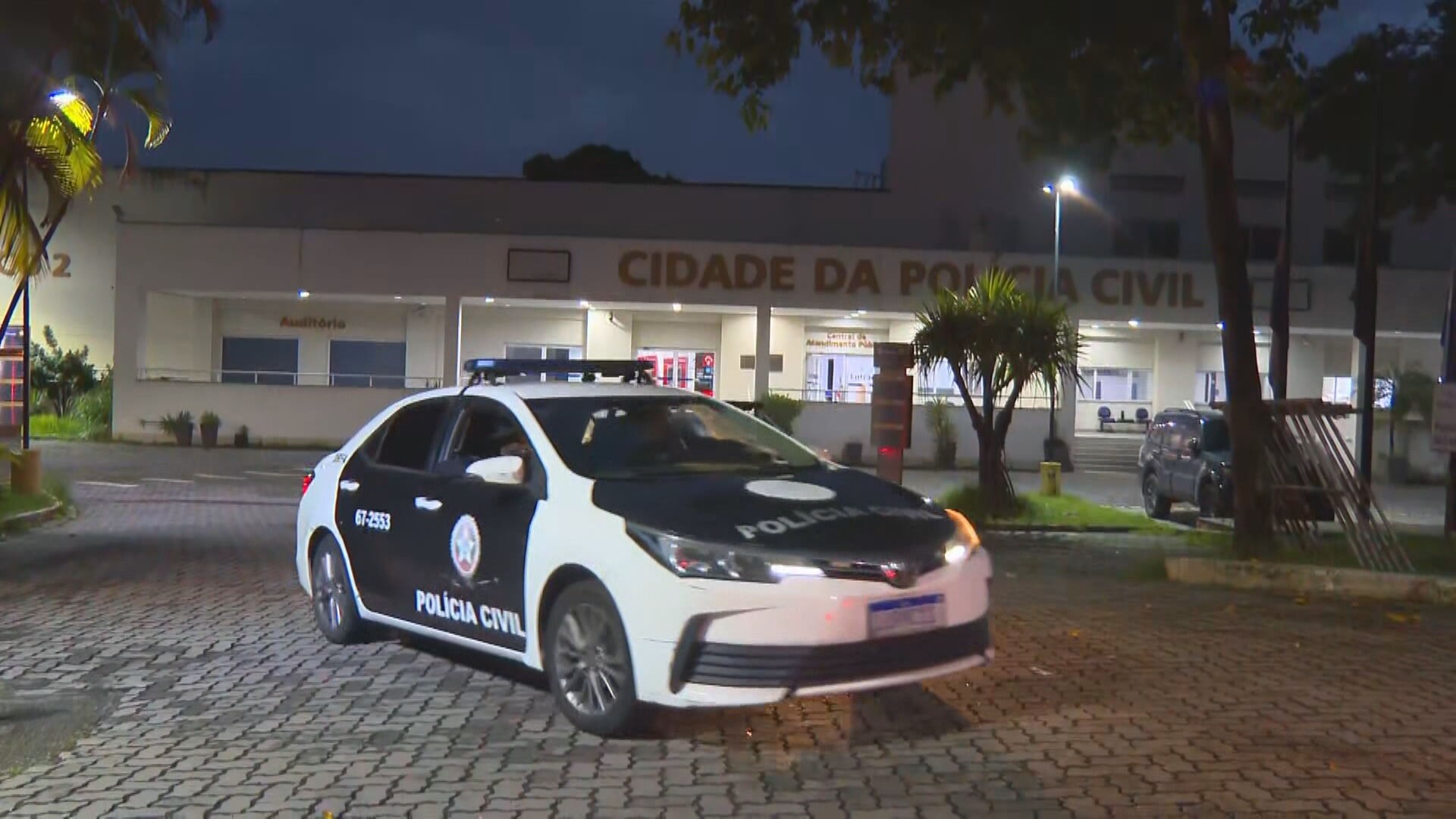 Polícia faz operação contra foragidos por roubo, latrocínio e receptação no RJ