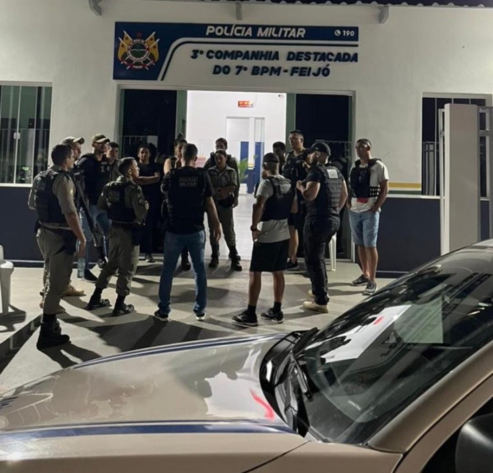 Encapuzados e armados, criminosos tentaram invadir hospital de Feijó e trocaram tiros com seguranças — Foto: Arquivo/PM-AC