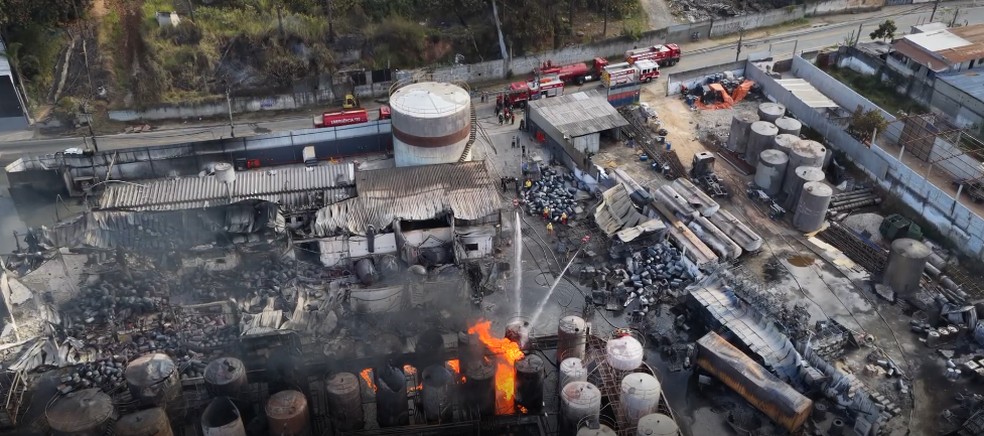 Drones combatendo o incêndio na indústria química de Itaquaquecetuba — Foto: Reprodução/UAVI