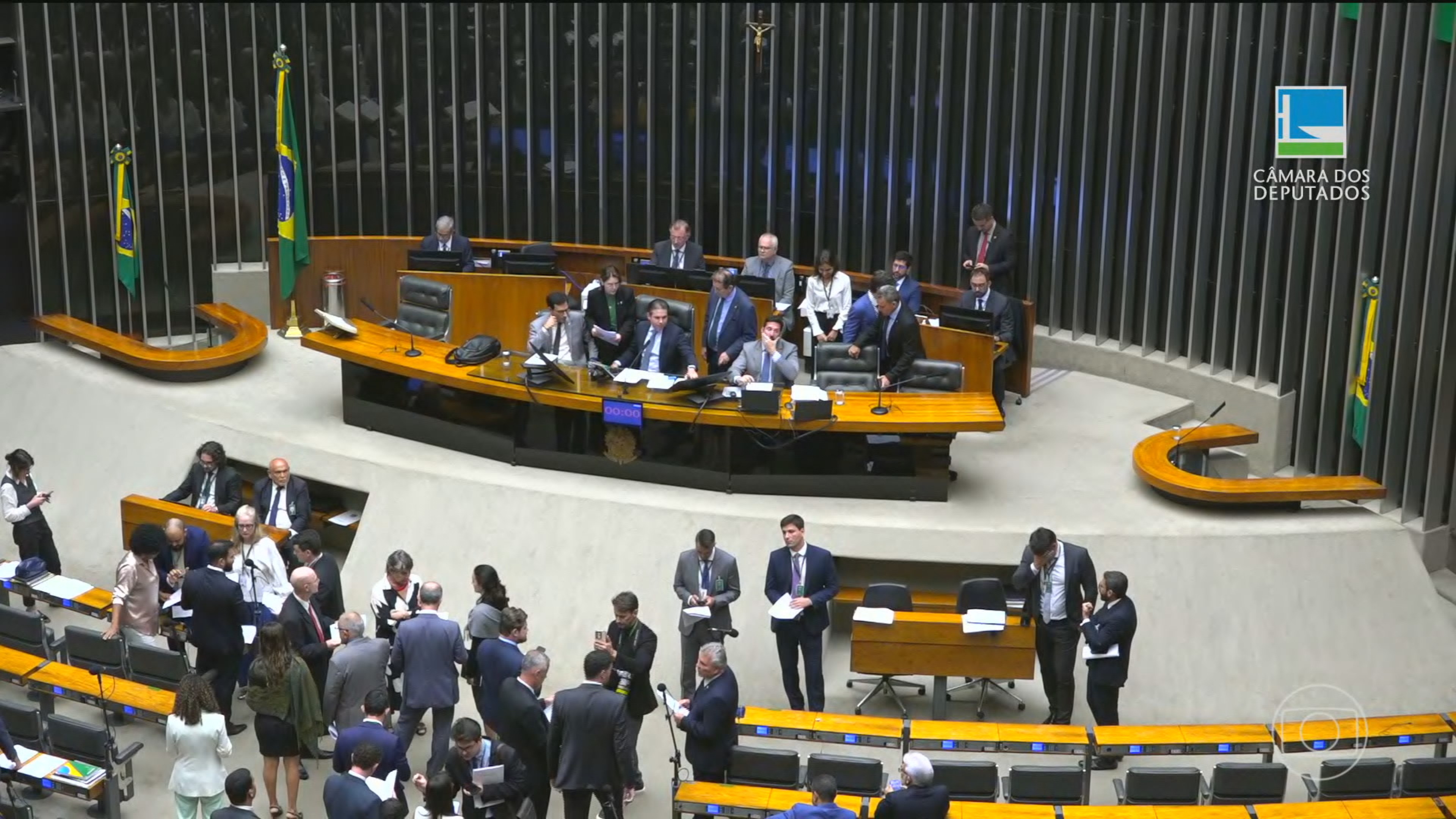Câmara aprova projeto que libera disparo em massa de mensagens de candidatos nas eleições