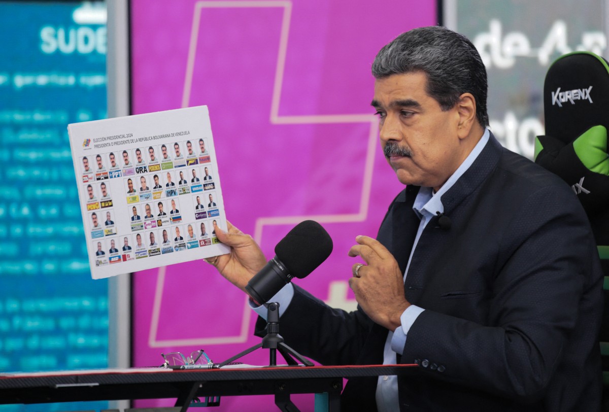 Venezuela Maduro mostra cédula de votação na qual sua foto aparece