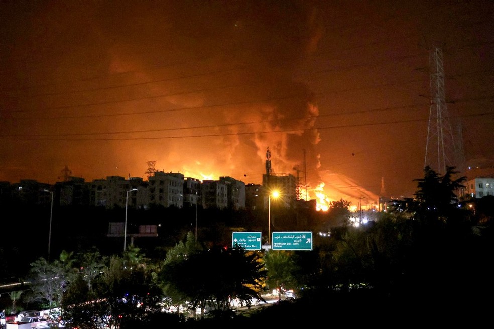 Um incêndio atinge depósitos de petróleo de Shahran, no Irã, em meio a ataques aéreos de Israel — Foto: Atta Kenare/AFP