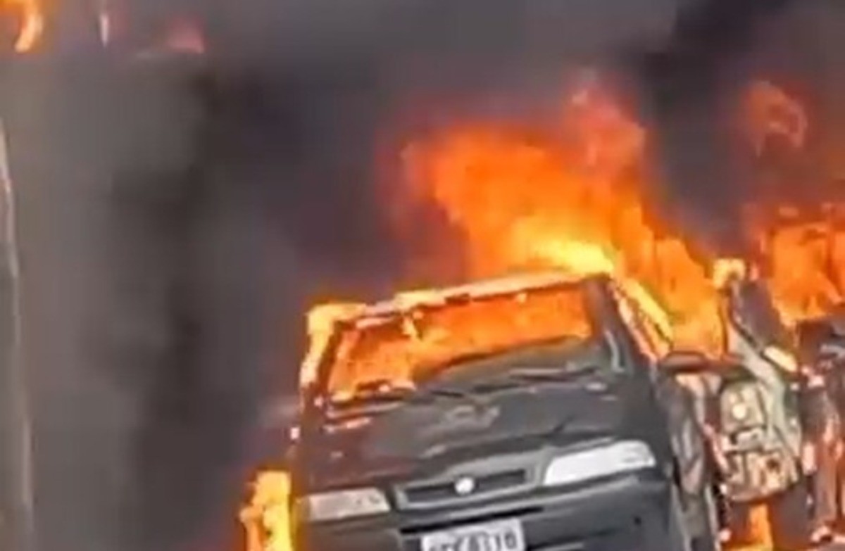 Região: Incêndio atinge galpão de oficina e danifica cinco veículos em Angra dos Reis