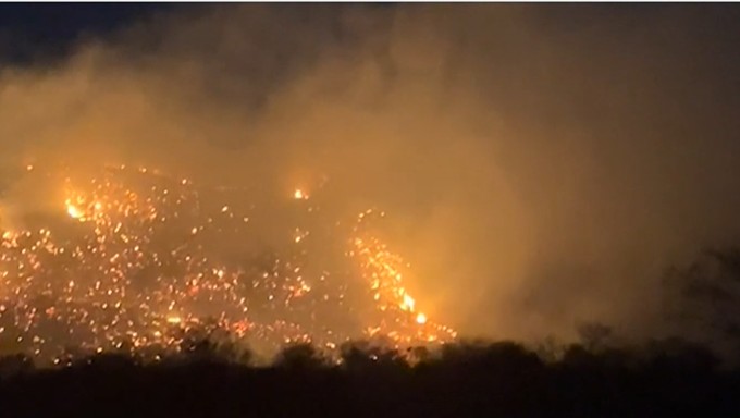 Incêndio que já dura três dias atinge área florestal em São José do Bonfim, no Sertão 