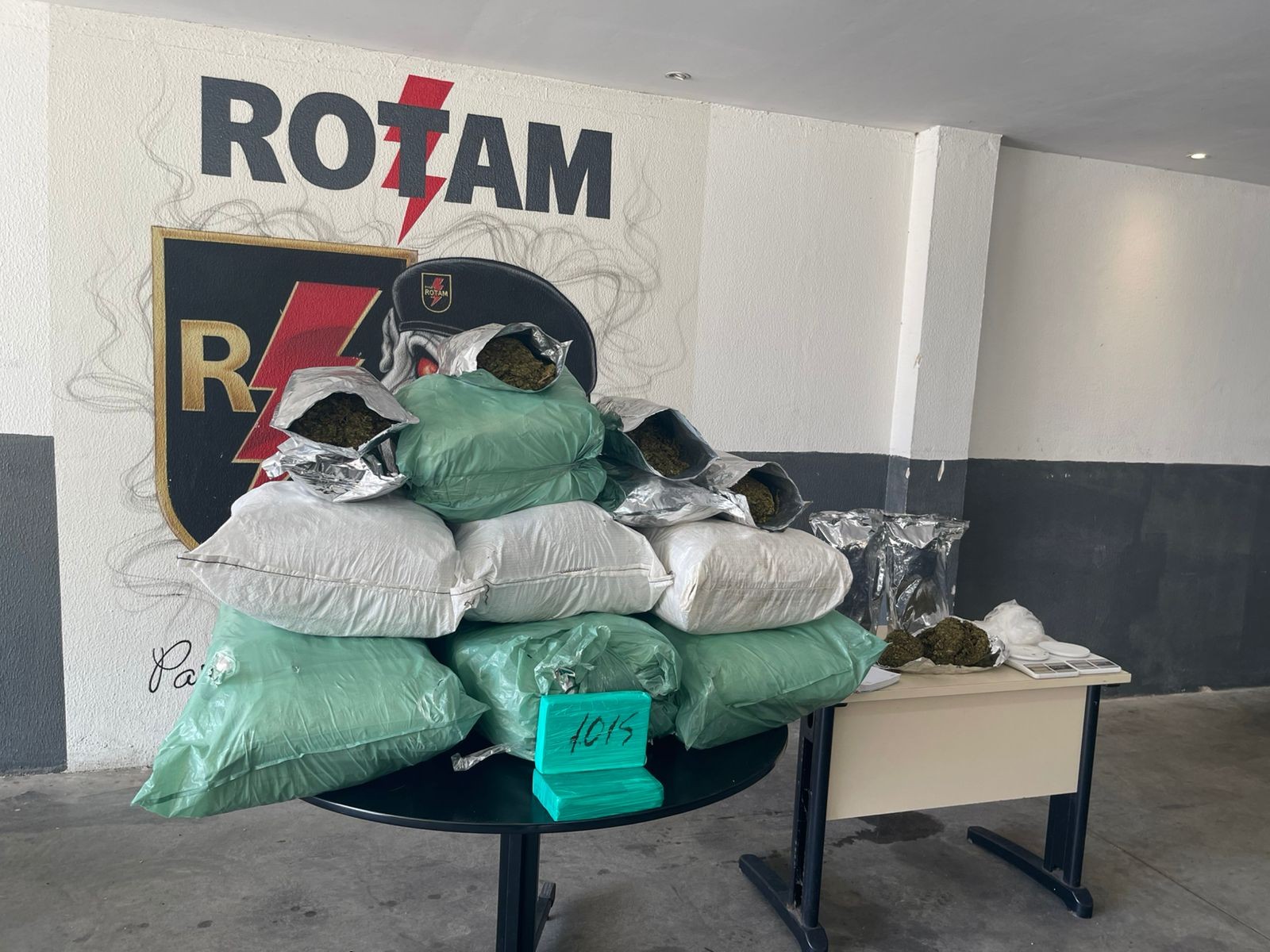 Polícia encontra quase 80 quilos de maconha em casa abandonada em Maceió
