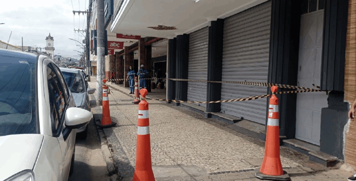 Marquise de cinema é interditada por risco de queda no Centro de Juiz de Fora