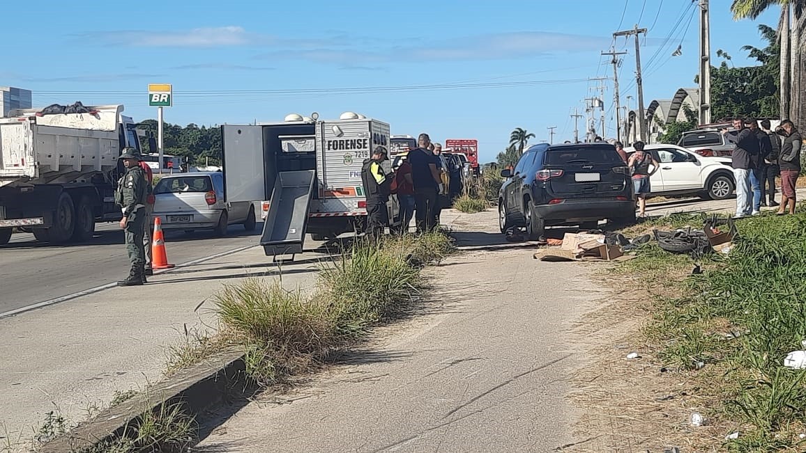 Motociclista morre atropelado por carro de médico que colidiu com caminhão na Grande Fortaleza 