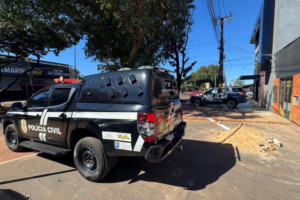 Viatura da 1ª DP de Ponta Porã, na Avenida Brasil. — Foto: Liniker Ribeiro/TV Morena