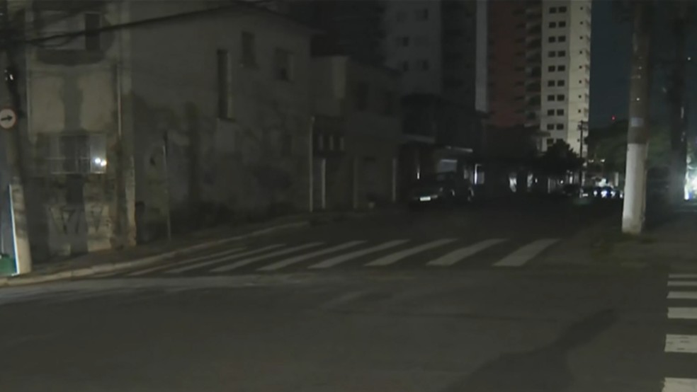 Rua na região do Sacomã, na Zona Sul de São Paulo, sem energia no dia 12 de dezembro de 2025 — Foto: Caio Portari/TV Globo