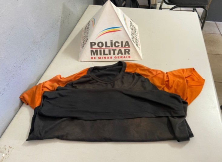 Homem com diversas passagens e tornozeleira eletrônica é preso ao tentar furtar sapatilha em Patos de Minas