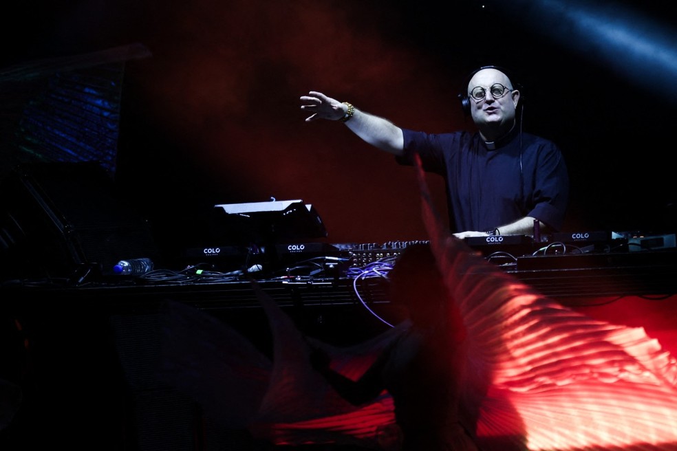 O padre português Guilherme Peixoto, conhecido como padre DJ, durante apresentação em Buenos Aires neste sábado (18) — Foto: Tomas Cuesta/AFP