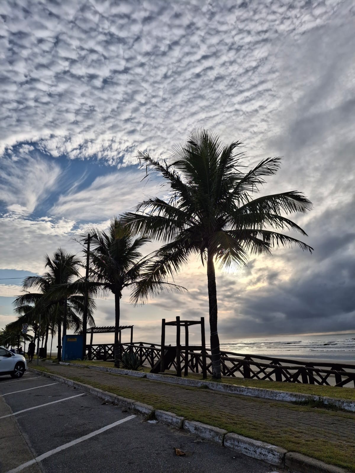 'Buraco' no céu assusta moradores do litoral de SP: 'De outro mundo'; entenda fenômeno incomum