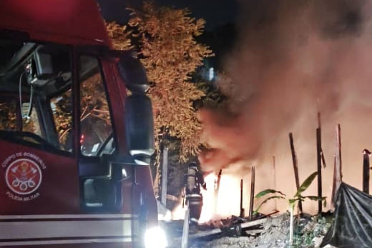 Incêndio destrói imóvel em Ubatuba, no Litoral Norte de SP