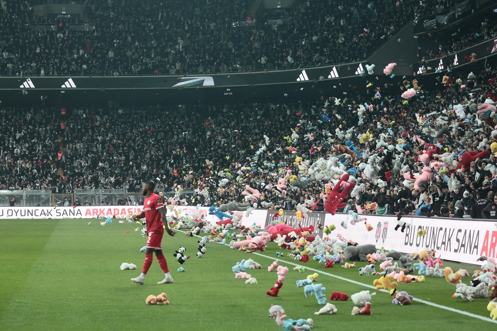 Por vítimas do terremoto, torcedores turcos jogam brinquedos no gramado