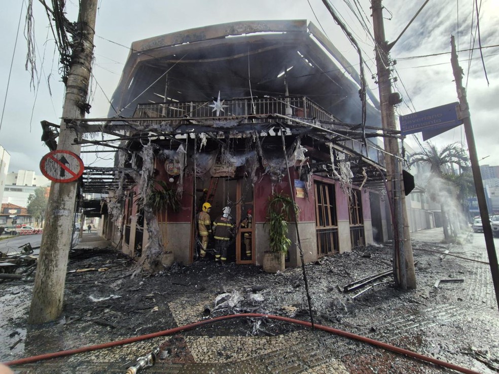 Corpo de Bombeiros atua em incêndio em restaurante no Bairro Alto dos Passos, em Juiz de Fora — Foto: Corpo de Bombeiros/Divulgação