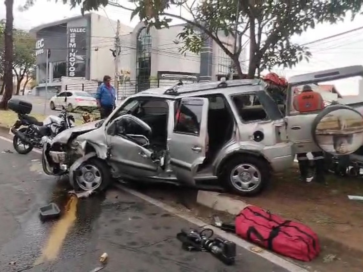Motorista fica ferida após carro bater em árvore em avenida de Campinas