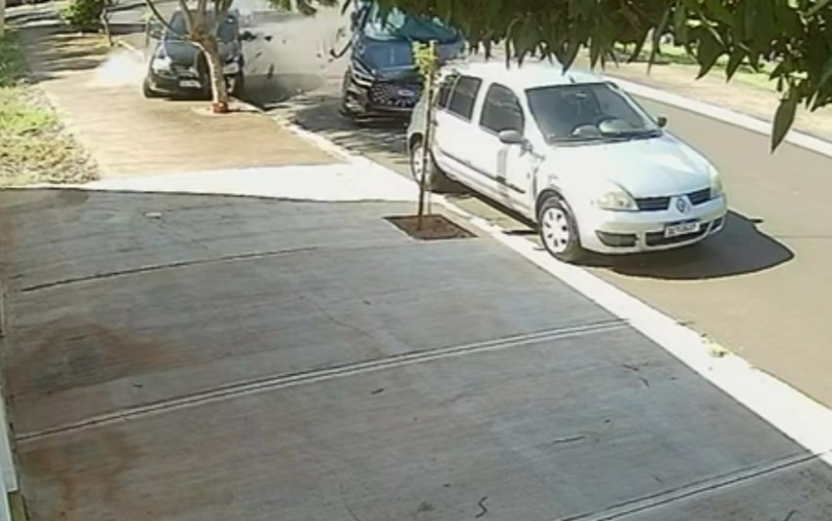 VÍDEO: Motorista perde controle da direção e atinge quatro carros estacionados em Ribeirão Preto; veículos tiveram perda total