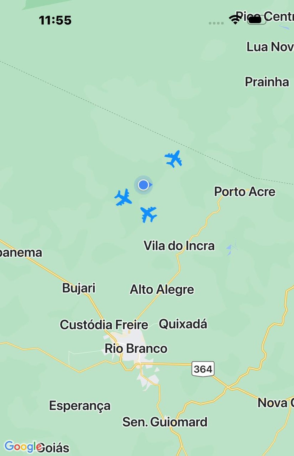 Três aeronaves sobrevoam o aeroporto de Rio Branco, esperando melhorar as condições para pouso — Foto: Divulgação