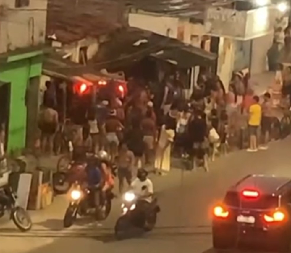 Aglomeração após motorista atropelar crianças no Vergel do Lago, em Maceió — Foto: Reprodução/TV Asa Branca Alagoas