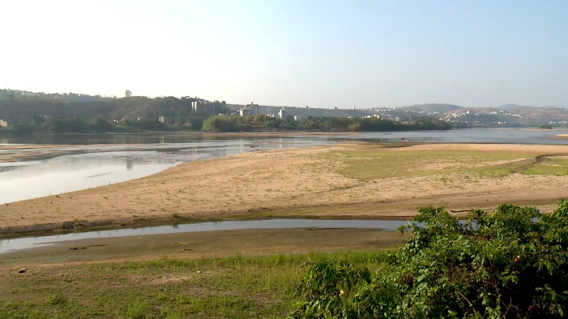 Rio Doce atinge nível mais crítico dos últimos seis anos e bancos de areia mudam paisagem em Colatina