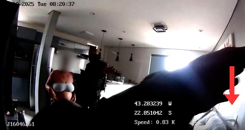 Militares orientam moradora a deixar sala, onde celular estava carregando — Foto: Reprodução