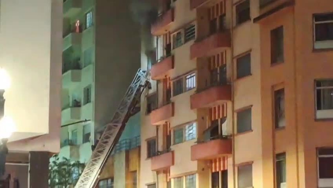 Incêndio atinge apartamento na Avenida João, Centro de SP