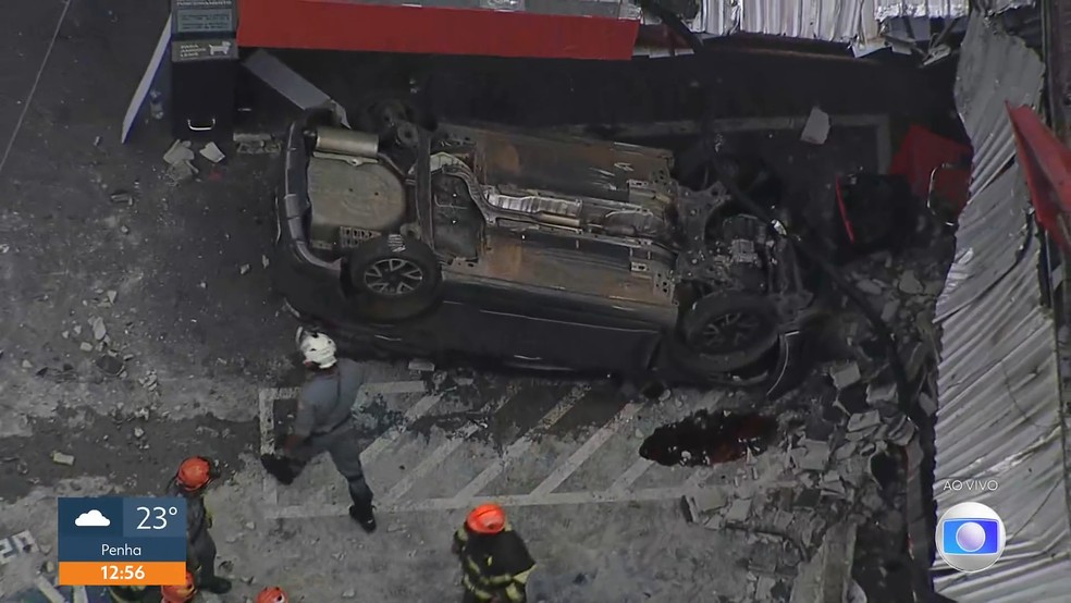 Carro cai de estacionamento de supermercado — Foto: Reprodução/TV Globo