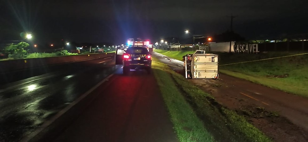 Caminhão sai da pista na BR-277, tomba e motorista morre em acidente, no PR  