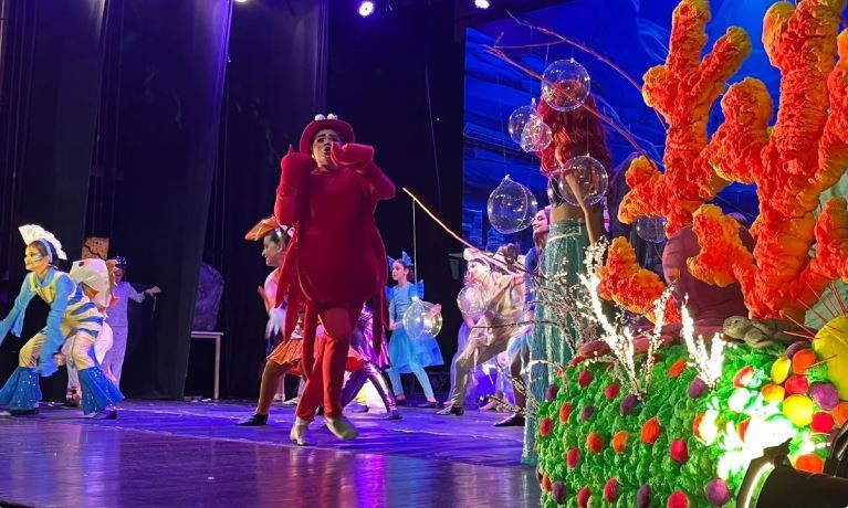 Alunos de escola de Salvador encenam espetáculo 'The Little Mermaid Jr.' e transportam público para fundo do mar