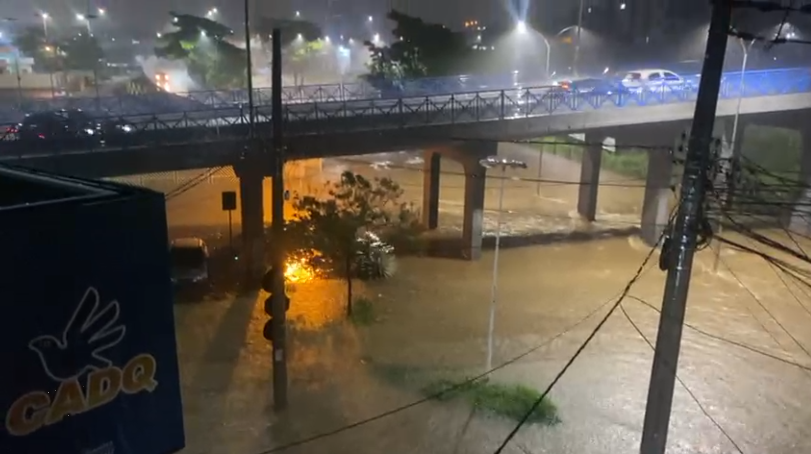 Espuma tóxica no Rio Tietê, casas e ruas alagadas: os estragos da chuva deste sábado na região