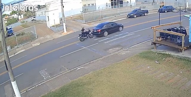 VÍDEO: motociclista é arremessada após bater em carro em Itapetininga