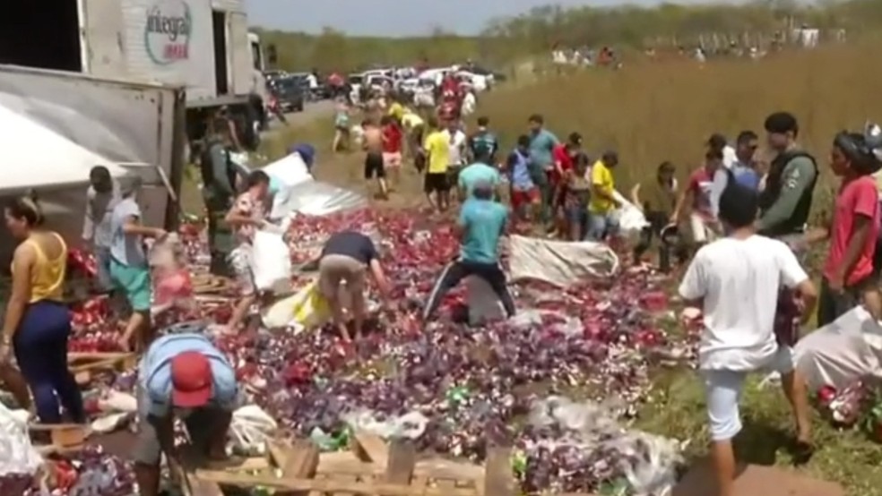 População saqueia carga de cervejas e refrigerantes de caminhão que tombou em Forquilha, no Ceará — Foto: TV Verdes Mares