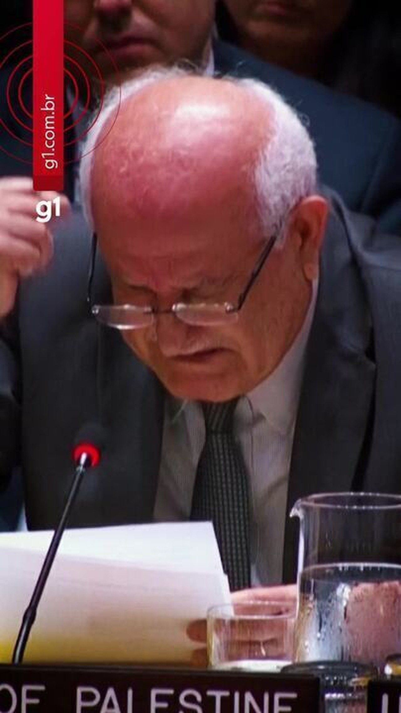 Embaixador da Palestina na ONU bate na mesa e chora ao falar de crianças que morreram em Gaza: 'Coração não suporta'