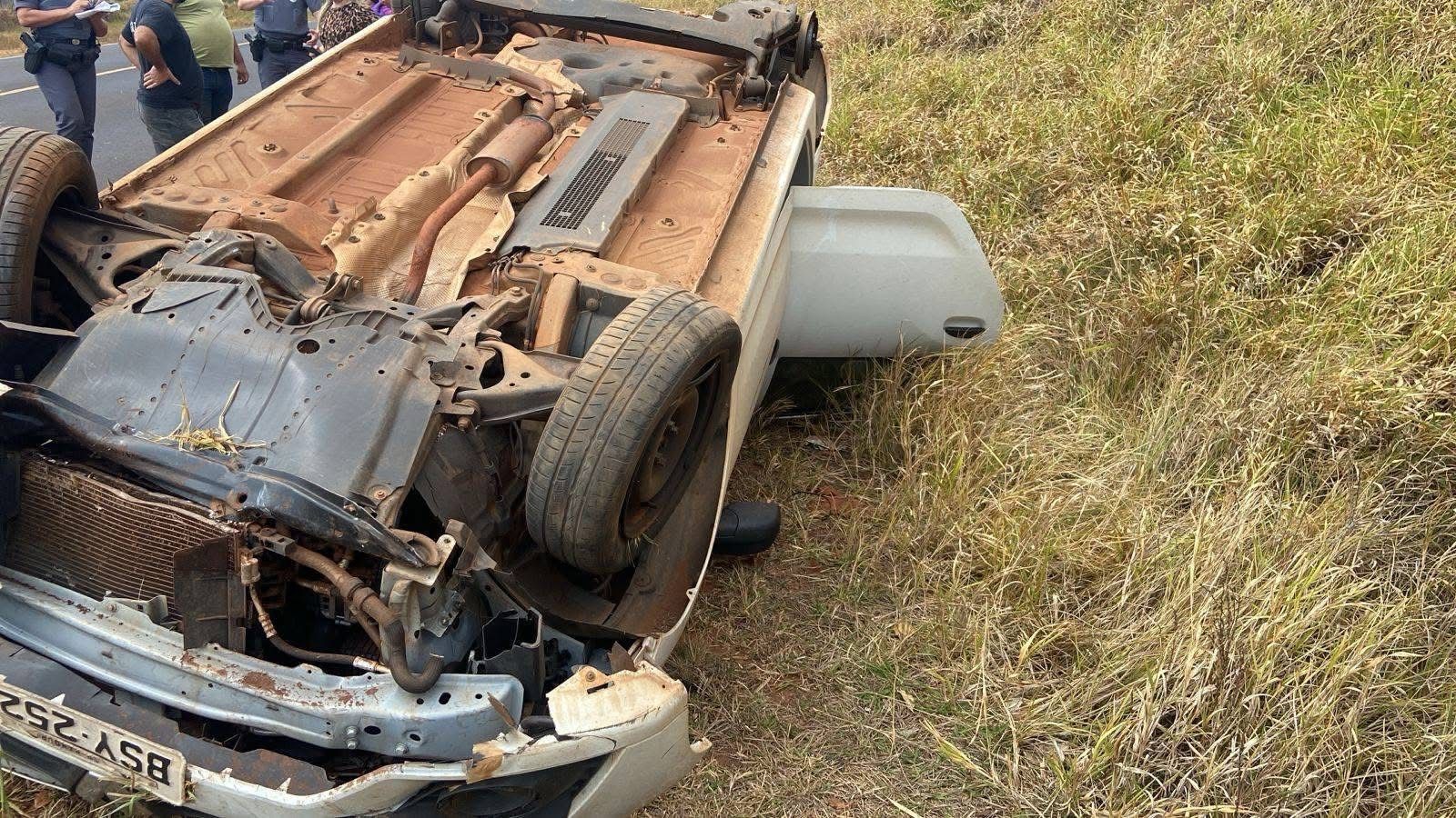 Carro da Prefeitura de Manduri capota em estrada vicinal; professora que dirigia fica ferida