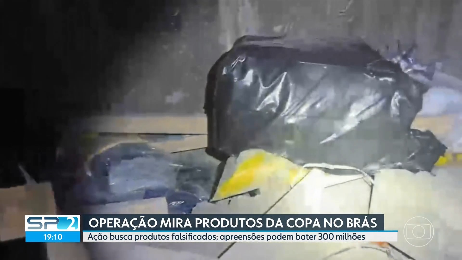 Dois shoppings do Brás devem ficar fechados até ao menos a próxima semana; operação mira camisas da Seleção falsificadas