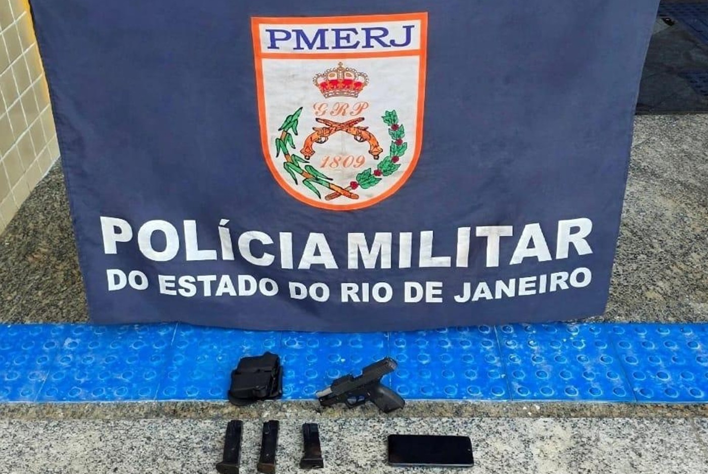 Jovem é preso com pistola de numeração raspada e 41 munições em Cabo Frio, no RJ