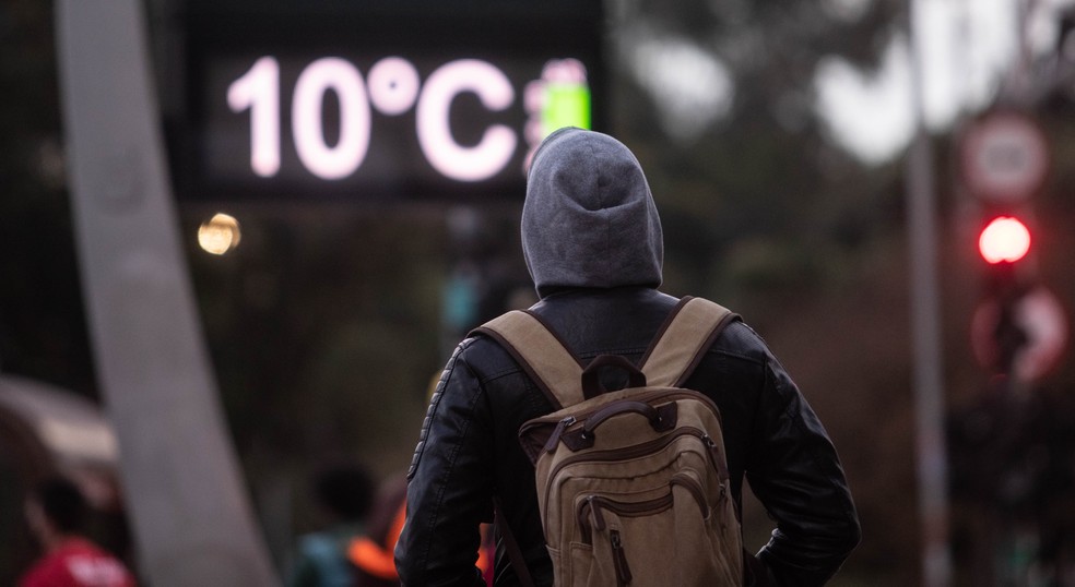 Frio intenso na região da Avenida Paulista, na zona central de São Paulo — Foto: WERTHER SANTANA/ESTADÃO CONTEÚDO