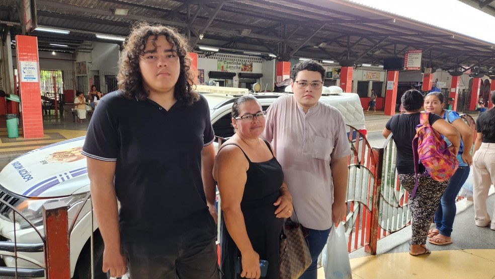 Enem 2025 - Domingo (9) – Rio Branco (AC) - Diarista acompanha os filhos aos locais de provas no Acre — Foto: Hellen Monteiro/g1