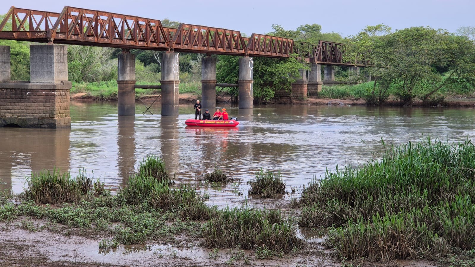 Bombeiros localizam corpo de pescador desaparecido a quatro metros de profundidade em São Leopoldo