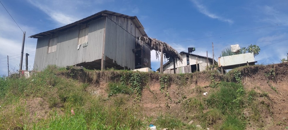 Há casas que estão a menos de um metro da área de desbarrancamento às margens do Rio Envira — Foto: Arquivo/Defesa Civil Municipal 
