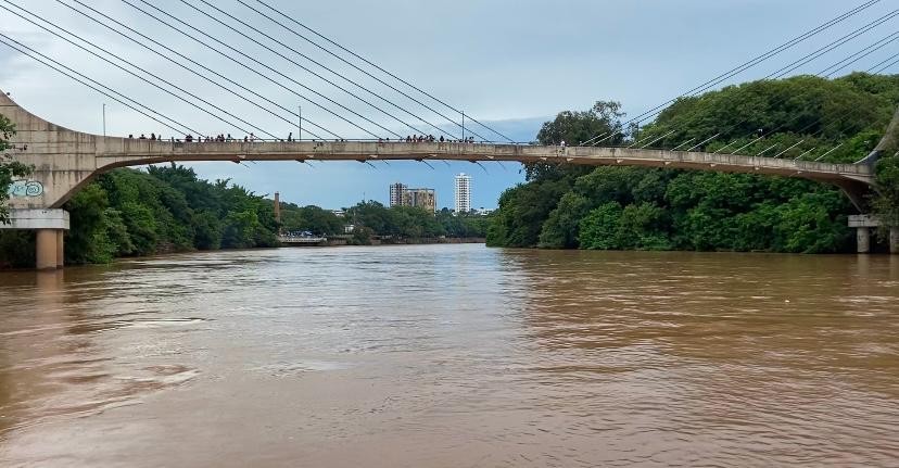 Homem pula da ponte estaiada, some no Rio Piracicaba e bombeiros fazem buscas