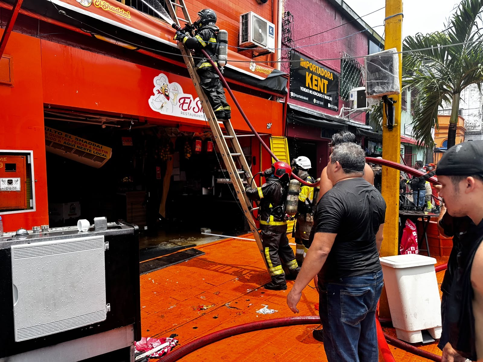 'Frango soltou banha e o fogo subiu', diz dono de restaurante onde começou incêndio em prédios do Centro de Manaus