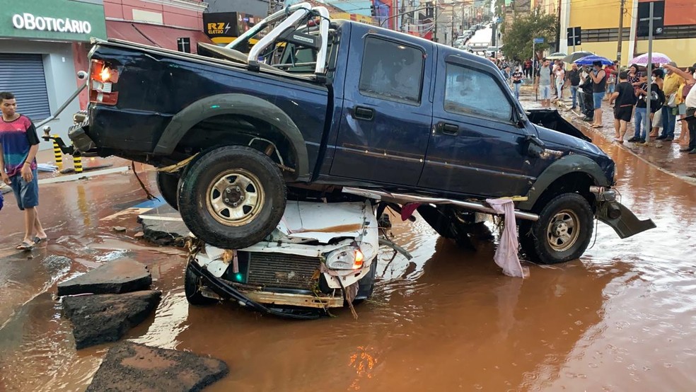 Carros foram arrastados pela chuva em São Carlos novembro 2020 — Foto: Redes socias