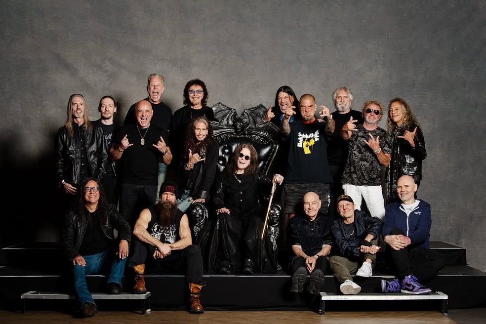 Ozzy Osbourne posa com participantes do show-tributo ao Black Sabbath; James Hetfield (Metallica), Steven Tyler (Aerosmith) e Billy Corgan (The Smashing Pumpkins) são alguns dos destaques — Foto: Reprodução/Instagram/@ozzyosbourne